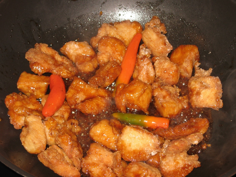 Click to enlarge - Add chicken morsels to cooking sauce and chilies, fold to coat morsels with the sauce.
